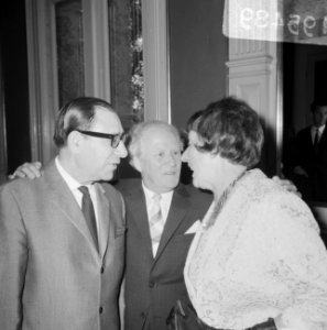 Julius Susan ontvangt de felicitaties van Bob Scholte, Bestanddeelnr 919-5489