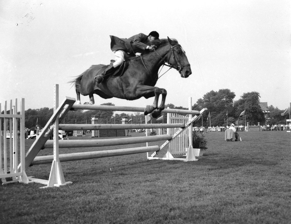 Jubileum concours hippique van Zuid Hollandse Jachtvereniging. Winnaar W.G. Hen…, Bestanddeelnr 907-2887