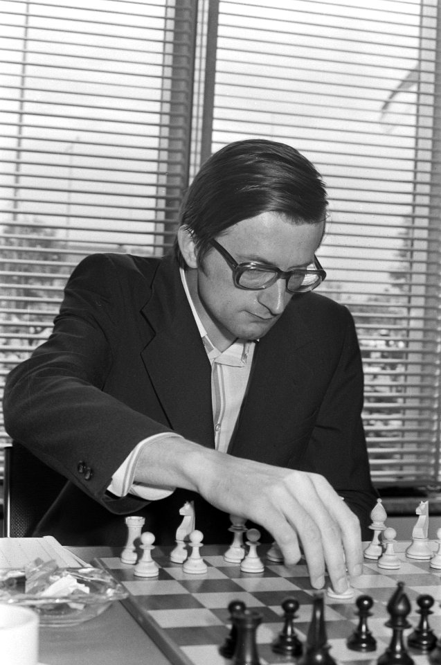 IBM-schaaktoernooi in RAI Planinc in actie tegen Donner, Donner (r) begroet Pla, Bestanddeelnr 927-3288