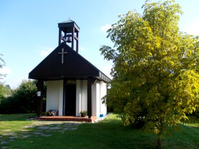 Josefskapelle (Rißtissen) mit Baum