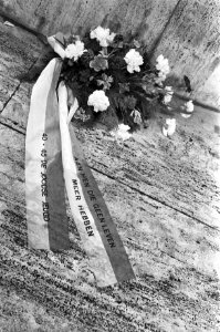 Joodse jongeren hebben een krans gelegd bij het Nationaal Monument op de Dam te…, Bestanddeelnr 925-3931