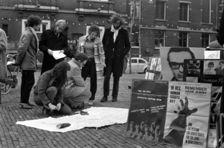 Joodse jongeren verzamelen handtekeningen tegen marteling Joden in Arabische lan, Bestanddeelnr 925-2251