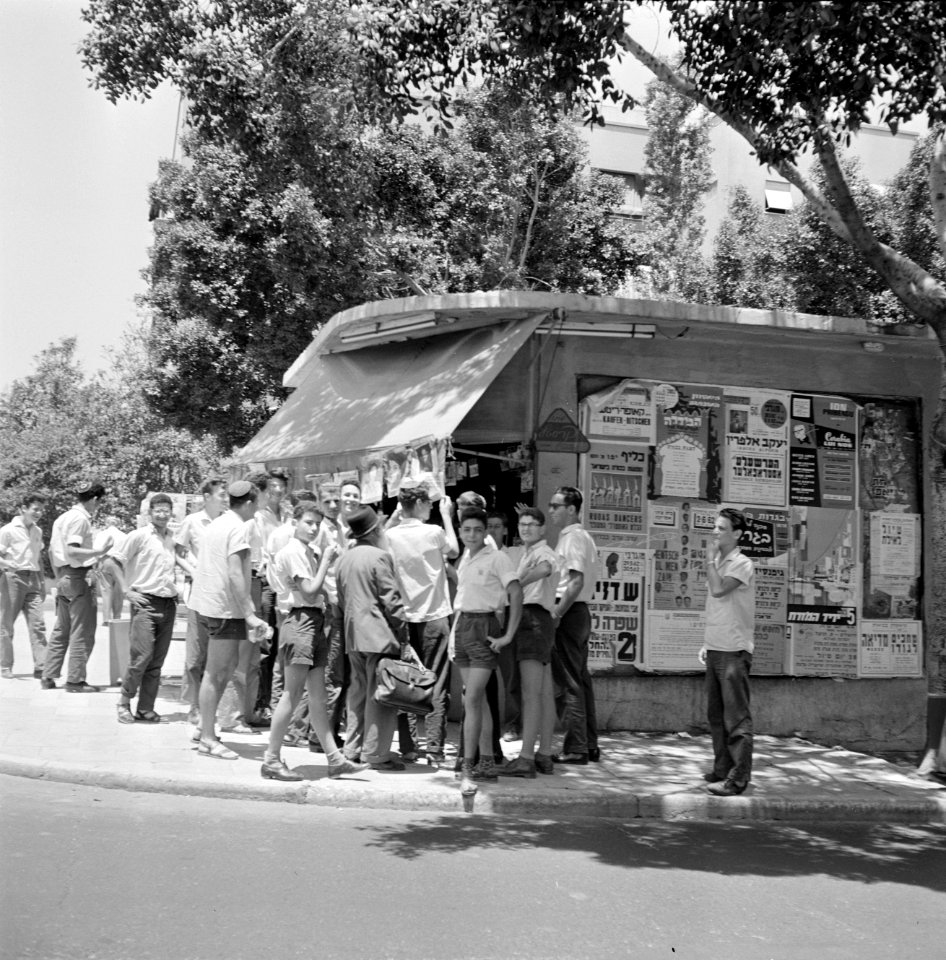 Joodse jongemannen met keppeltjes op staan bij een kiosk waar kranten worden ver, Bestanddeelnr 255-1845