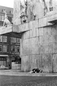 Joodse jongeren hebben een krans gelegd bij het Nationaal Monument op de Dam te…, Bestanddeelnr 925-3932