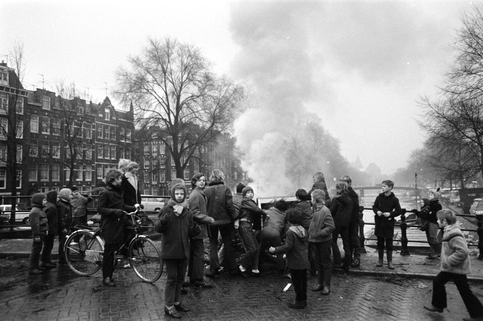 Jongens verbranden kerstbomen op het ijs van de Hobbemakade Amsterdam, Bestanddeelnr 923-1201
