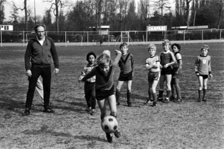 Jaarlijkse instuif bij Amsterdamse voetbalclub Ajax om jong talent te ontdekken, jeugdtrainer van Ajax, Dick de Groot, Bestanddeelnr 931-4324