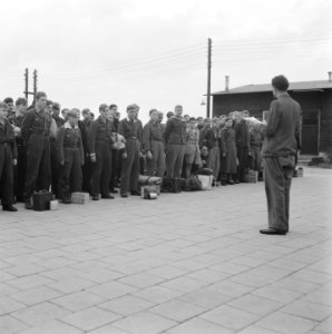 Jongens staan aangetreden met bagage, sommige in een soort uniform. Ze worden to, Bestanddeelnr 900-9825