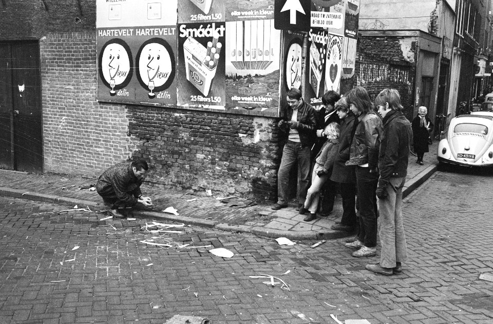 Jongens spelen met vuurwerk, Amsterdam, Bestanddeelnr 924-1238