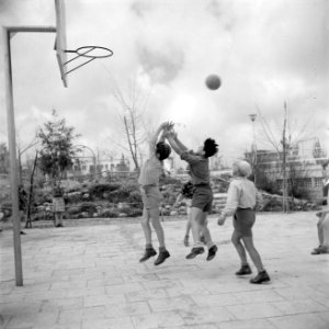Jongens van het kinderdorp Oniem spelen basketbal tijdens de gymnastiekles, Bestanddeelnr 255-0531