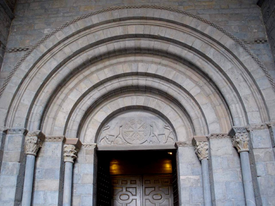 Jaca - Catedral, atrio y portada occidentales 10
