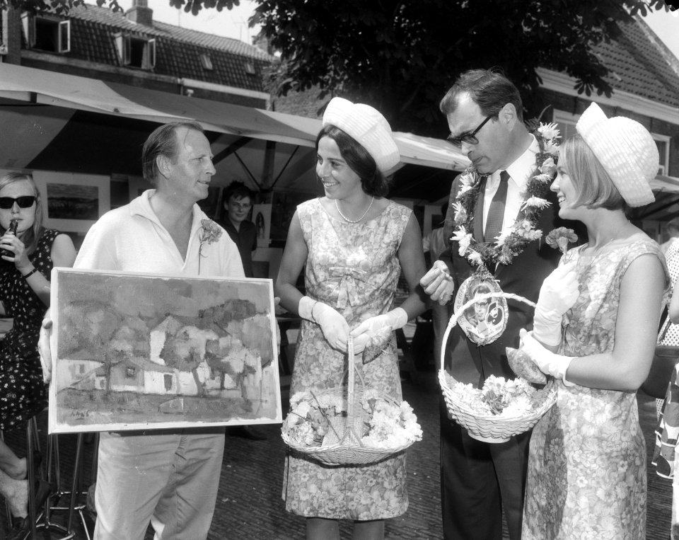 Jaarlijkse kunstmarkt in Haarlem, Godfried Bomans (met ambtsketen) en Haarlemse , Bestanddeelnr 919-2386