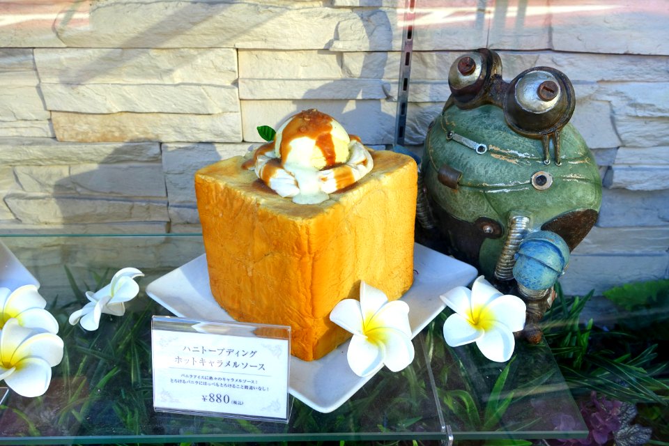 Ice cream on bread loaf - Tokyo, Japan - DSC06756