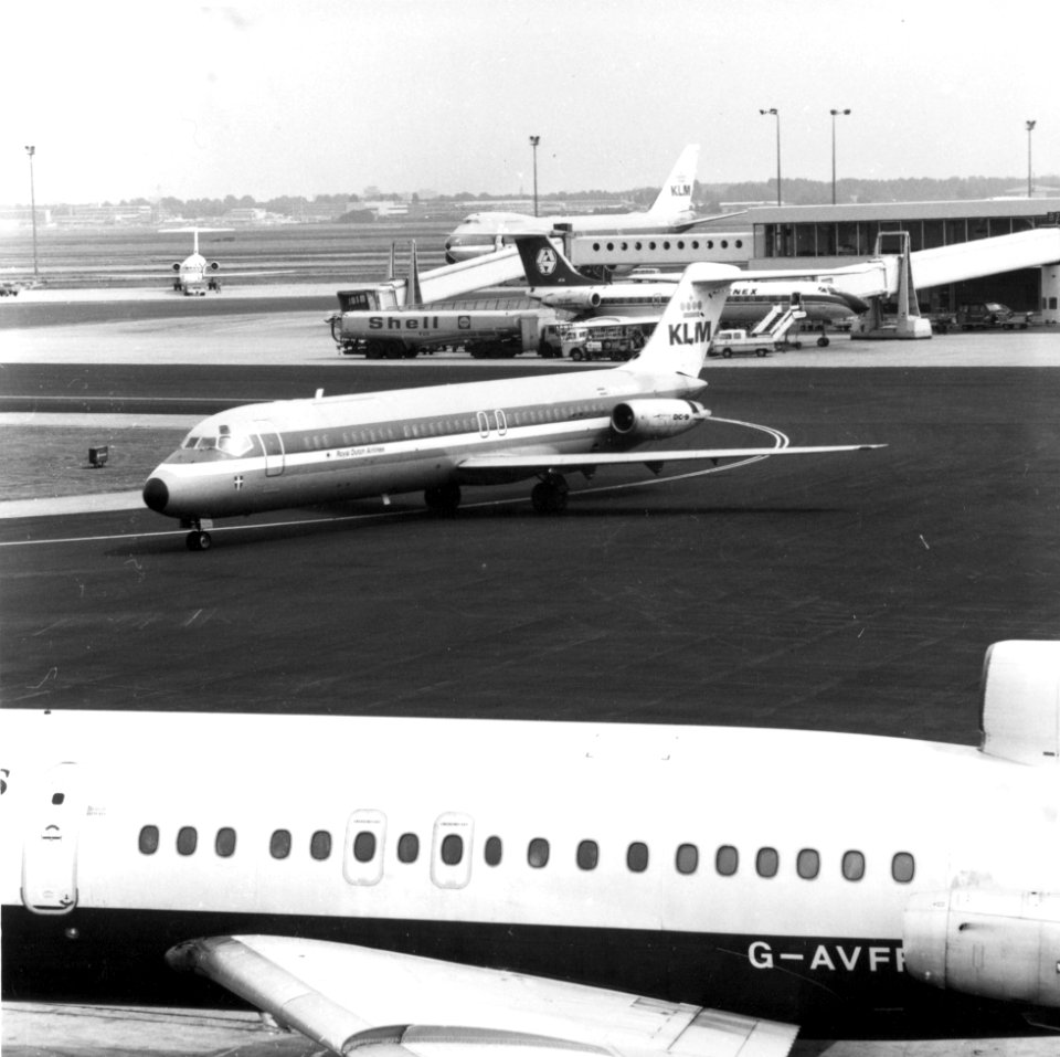 HUA-170829-Afbeelding van enkele vliegtuigen op de luchthaven Schiphol