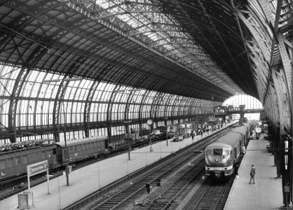 HUA-171287-Gezicht onder de tweede perronkap van het N.S.-station Amsterdam C.S. te Amsterdam
