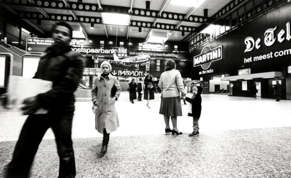 HUA-170512-Interieur van het NS station Den Haag CS te Den Haag hal