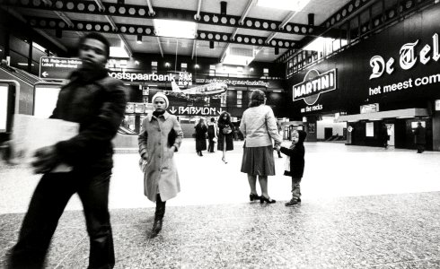 HUA-170512-Interieur van het NS station Den Haag CS te Den Haag hal