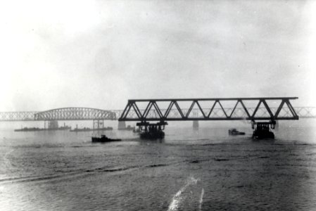 HUA-170377-Afbeelding van het invaren van een nieuw brugdeel voor de spoorbrug over het Hollands Diep bij Moerdijk (Moerdijkbrug)