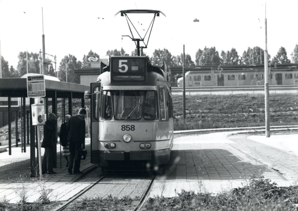 HUA-170834-Afbeelding van tram nr 858 van het GVB als lijn 5 bij de halte bij het NS station Amsterdam Zuid te Amsterdam