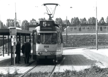 HUA-170834-Afbeelding van tram nr 858 van het GVB als lijn 5 bij de halte bij het NS station Amsterdam Zuid te Amsterdam