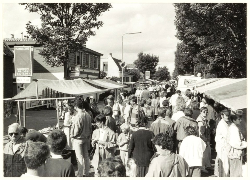 Jaarmarkt op de Bennebroekerlaan te Bennebroek. NL-HlmNHA 54020706
