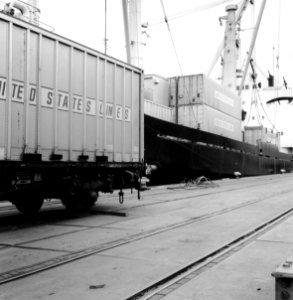 HUA-171556-Afbeelding van de overslag van containers van United States Lines in de Prinses Margriethaven te Rotterdam