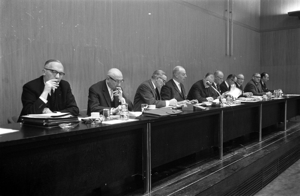 Jaarvergadering Amsterdamse VVV in RAI-congrescentrum bestuurstafel, Bestanddeelnr 921-9488