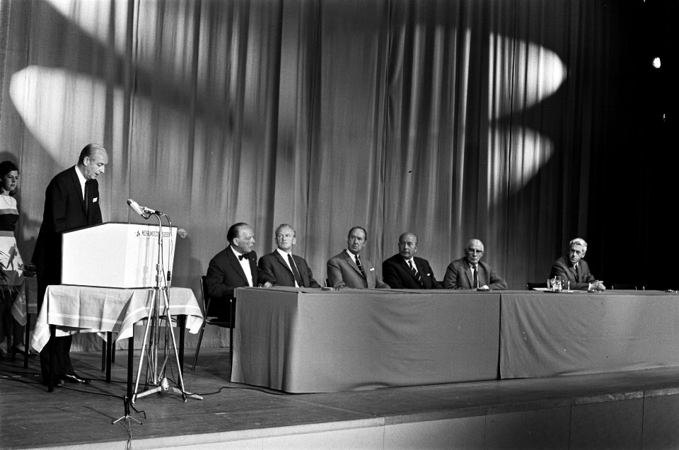 Jaarlijkse toneelprijzen in Den Haag.Redevoering van , geheel links aan tafel H, Bestanddeelnr 922-5066
