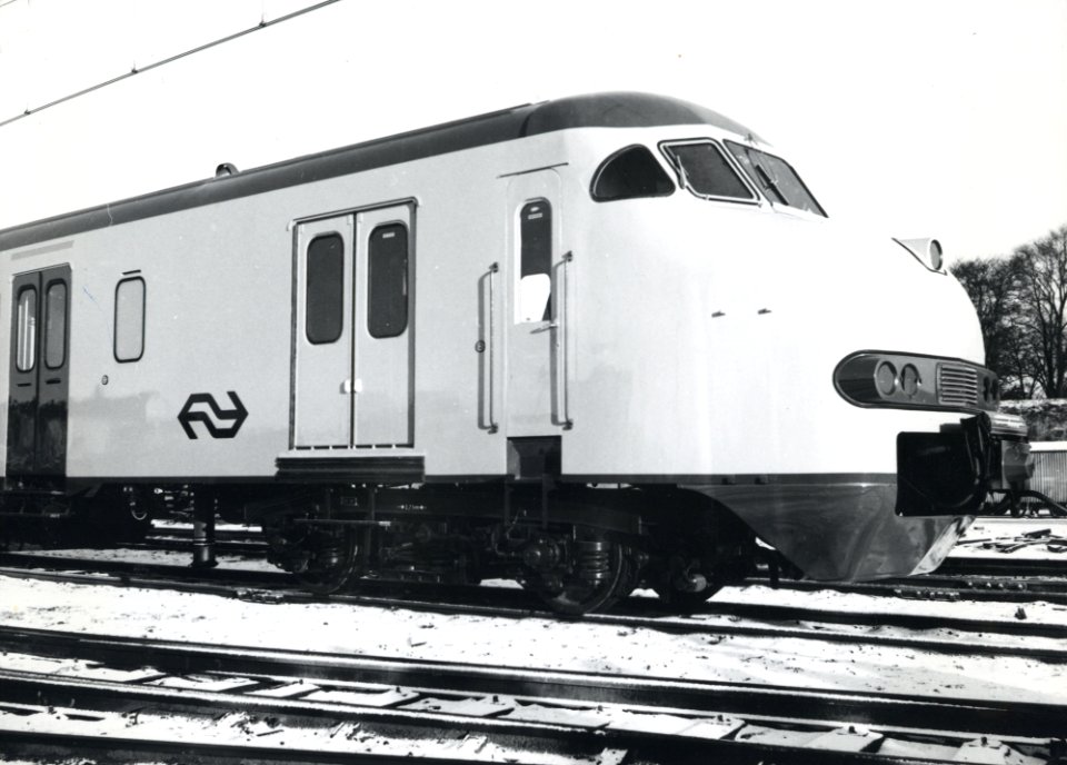 HUA-170696-Afbeelding van het electrische treinstel nr. 431 (mat. 1964, plan V) van de N.S. tijdens de presentatie van de nieuwe huisstijl van N.S. op het terrein van Werkspoor te Utrecht