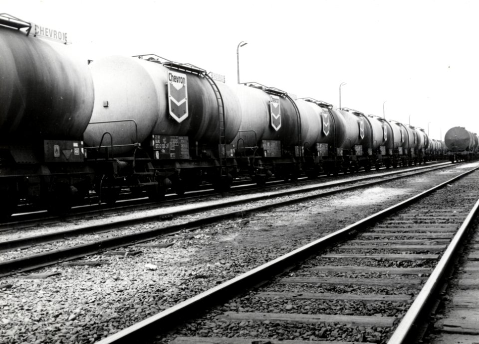 HUA-170998-Afbeelding van een trein bestaande uit ketelwagens van Chevron voor het vervoer van benzine, gasolie en petroleum, vermoedelijk te Pernis