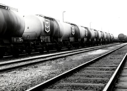 HUA-170998-Afbeelding van een trein bestaande uit ketelwagens van Chevron voor het vervoer van benzine, gasolie en petroleum, vermoedelijk te Pernis