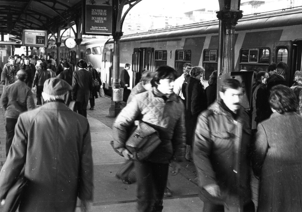 HUA-171363-Afbeelding van treinreizigers op het vierde perron van het N.S.-station Utrecht C.S. te Utrecht
