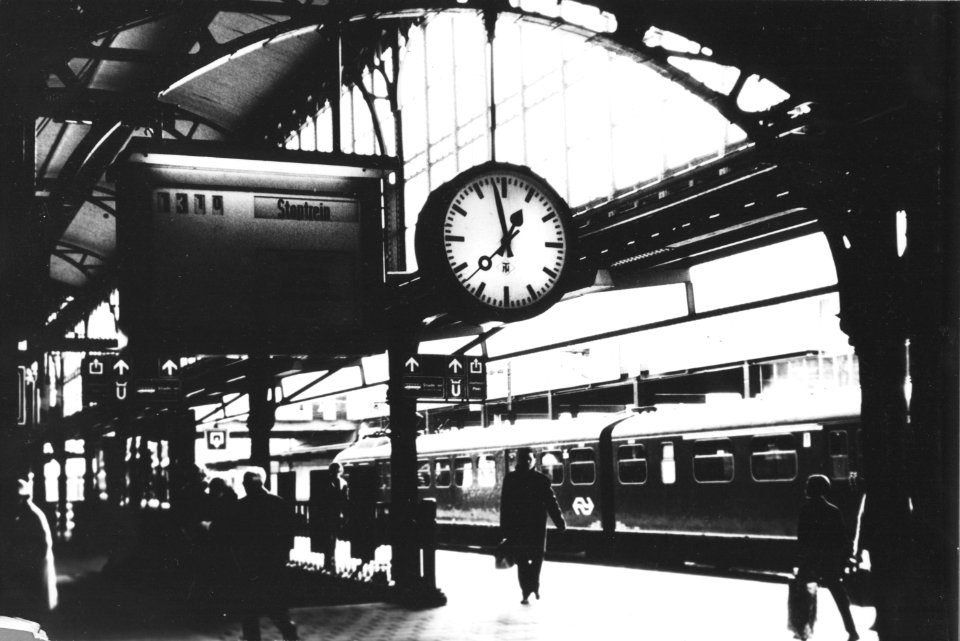 HUA-171331-Gezicht op een van de perrons van het N.S.-station Utrecht C.S. te Utrecht