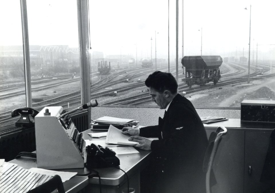 HUA-170892-Afbeelding van een medewerker van het groepswagenregelingbureau van N.S. bij het rangeerterrein te Amersfoort