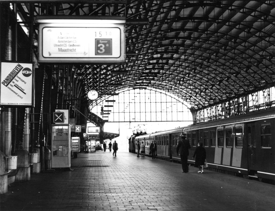 HUA-171420-Gezicht op het tweede perron onder de perronkap van het N.S.-station Haarlem te Haarlem, met de trein naar Maastricht, bestaande uit rijtuigen plan E van de N.S