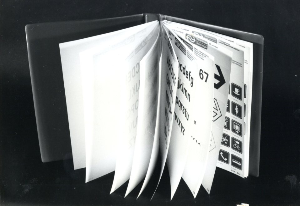 HUA-170757-Afbeelding van het huisstijl handboek van N.S