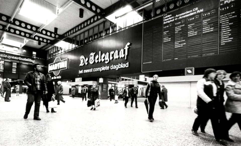 HUA-170510-Interieur van het N.S.-station Den Haag C.S. te Den Haag- hal, met rechts het vertrektijdenbord