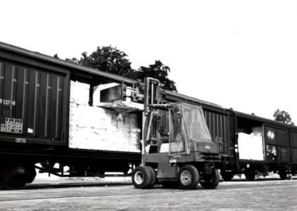 HUA-171231-Afbeelding van het beladen van goederenwagens (schuifwandwagen) type Hbiss van de N.S. met behulp van een heftruck met papier te Eerbeek