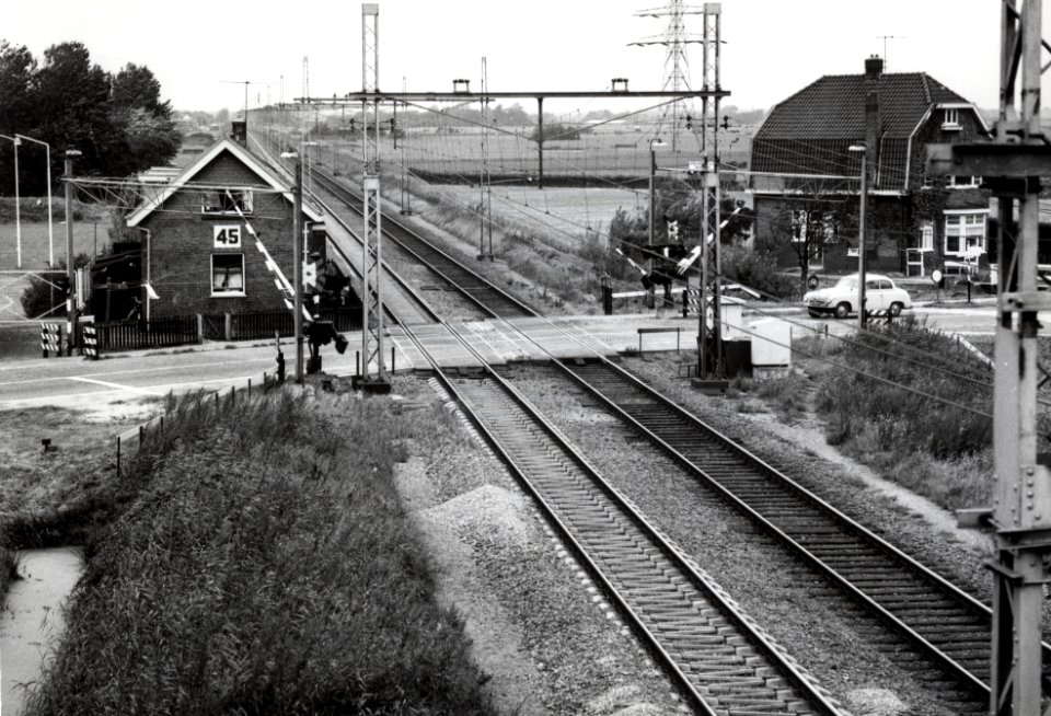HUA-170531-Gezicht op de met AHOB s beveiligde spoorwegovergang in de Rijksstraatweg te Sassenheim Links staat wachterswoning nr 45