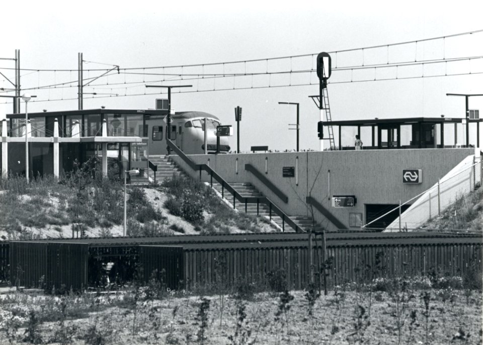 HUA-170804-Gezicht op het N.S.-station Hoofddorp