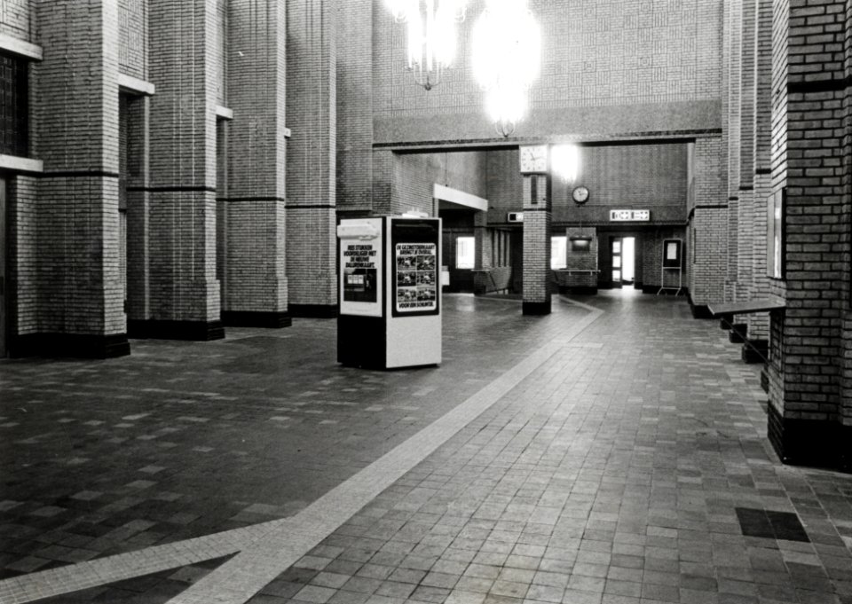 HUA-170507-Interieur van het N.S.-station Naarden-Bussum te Bussum- hal