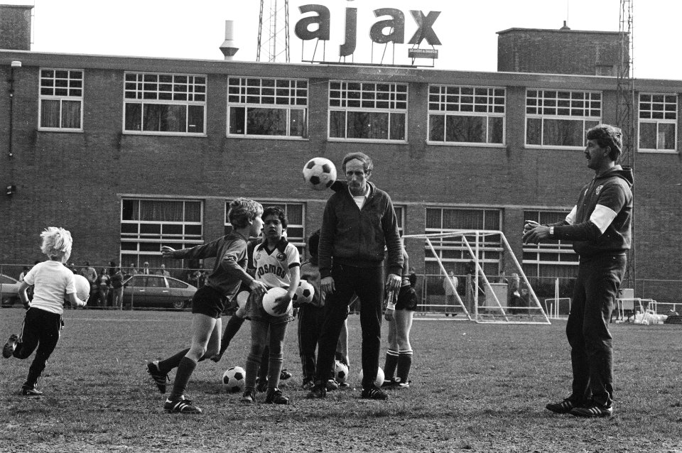 Jaarlijkse instuif bij Amsterdamse voetbalclub Ajax om jong talent te ontdekken, kinderen tijdens de training, Bestanddeelnr 931-4326