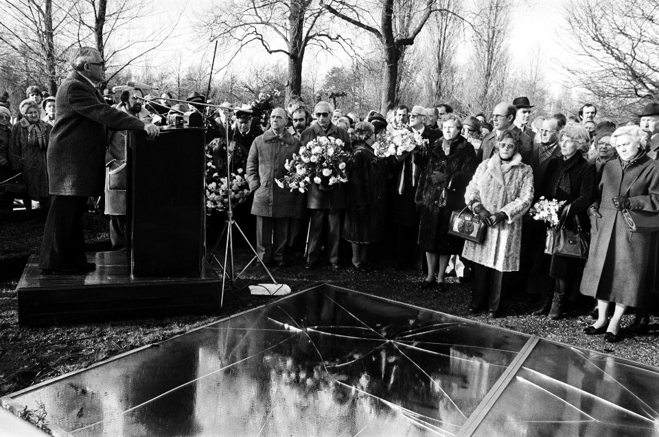 Jaarl Auschwitzherdenking op de Nieuwe Oosterbegraafplaa ts in Adam burgemeest, Bestanddeelnr 930-6415