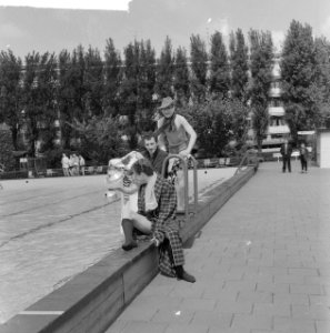 Jaarlijkse opening Rotterdamse buitenbaden Jongens aan de kant van het zwembad, Bestanddeelnr 912-5029