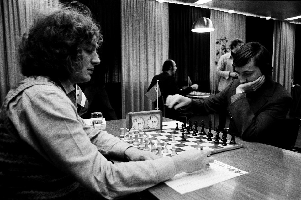 Jan Timman (l) tegen Anatoli Karpov, Bestanddeelnr 930-5379