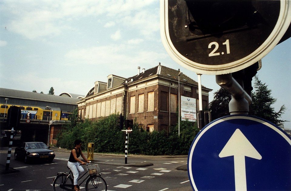 Jansweg hoek Kennemerplein. Aangekocht in 1996 van United Photos de Boer bv. - Negatiefnummer 41554 KC 12 A. - Gepubliceerd in Haarlems Dagblad van 21.07.1995
