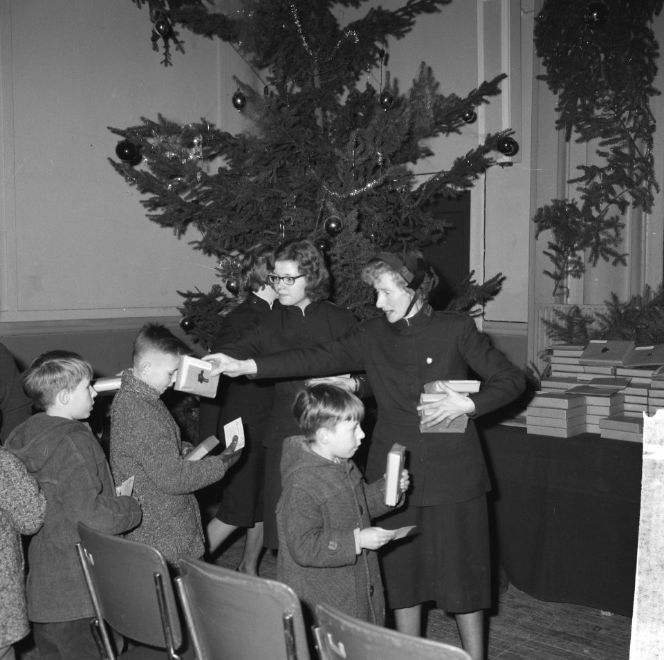 Jaarlijkse kinderkerstfeest georganiseerd door het Leger des Heils in Bellevue , Bestanddeelnr 915-8756