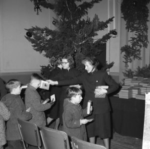Jaarlijkse kinderkerstfeest georganiseerd door het Leger des Heils in Bellevue , Bestanddeelnr 915-8756