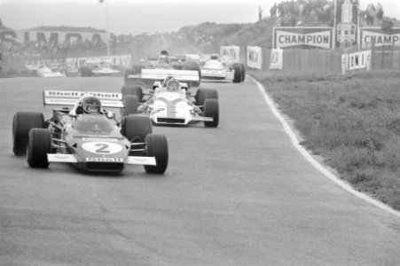 Jacky Ickx op kop, achter hem Pedro Rodriguez in BMW, Bestanddeelnr 924-6664
