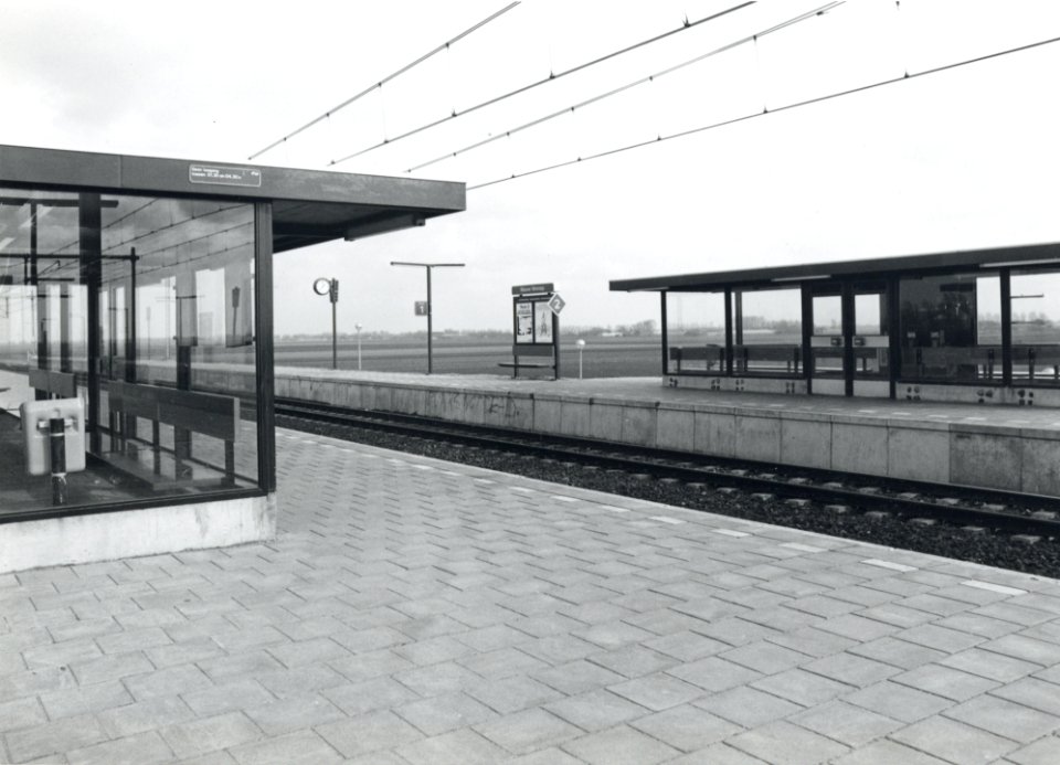 HUA-170796-Gezicht op de perrons van het N.S.-station Nieuw Vennep