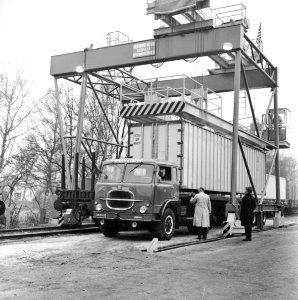 HUA-171642-Afbeelding van de ingebruikstelling van de containerkraan op het Containersteunpunt Noord-Nederland te Veendam